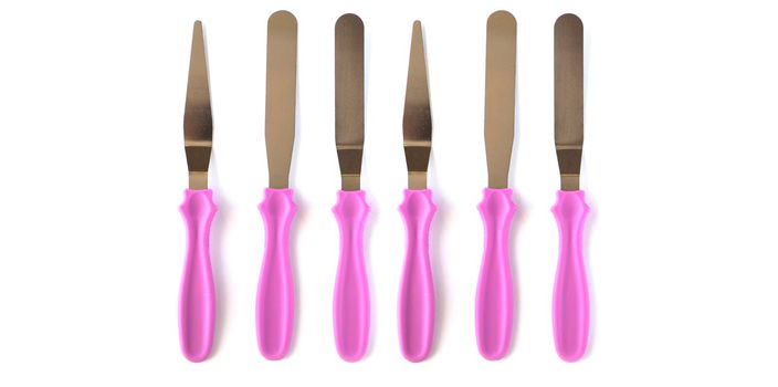 Professional Offset Spatula Set for icing large cakes quickly.