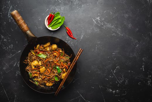 Stir fry noodles with chicken and vegetables