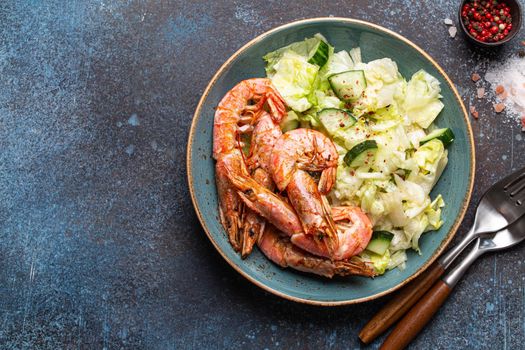 Whole cooked shrimps with green salad