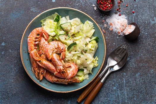 Whole cooked shrimps with green salad