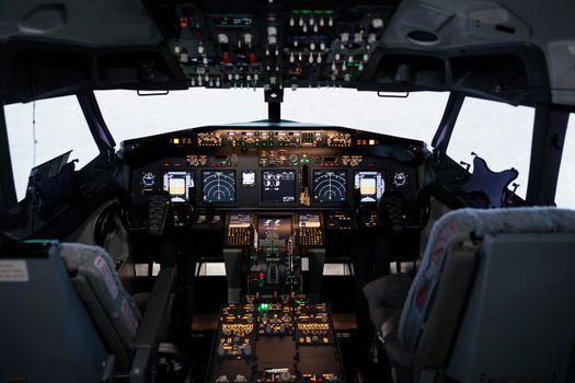 No people in captain cockpit with power engine lever
