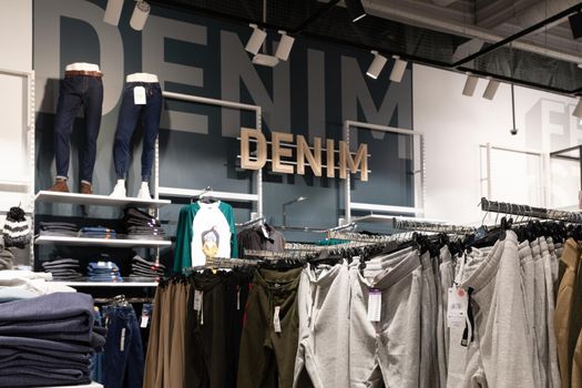 a wide range of jeans clothing Youth in the shopping center, promotional offers concert
