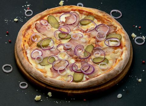 pizza with Mozzarella cheese, ham, tomato sauce, pepper, pickled cucumbers and onion. Italian pizza