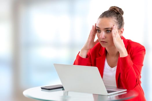 Young woman - Migraine and stess at work