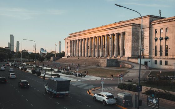 Photo of Facultad de Derecho de la Universidad de Buenos Aires under a clear blue sky.