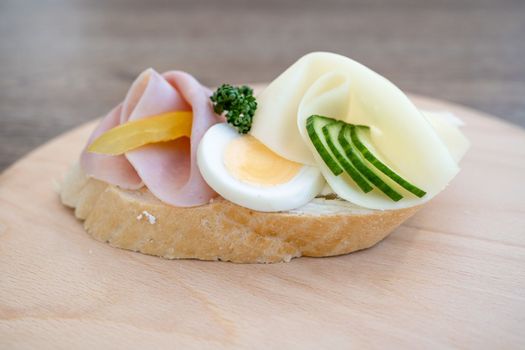 bread with ham and egg