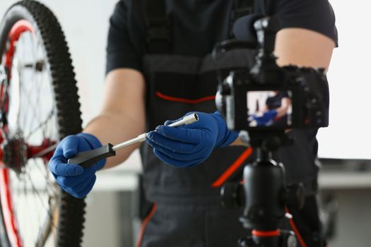 Master blogger teaches bicycle repair on camera