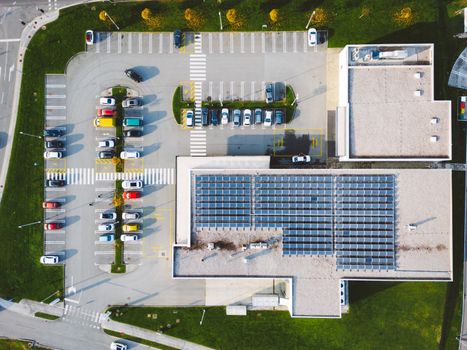 Top down view of an discount retailer chain with solar panels on the rood and a parking lot on the side