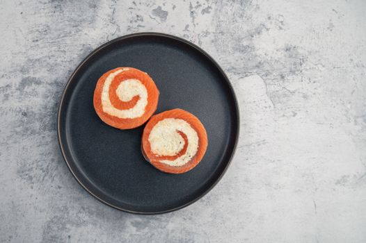 Salmon roll with mozzarella