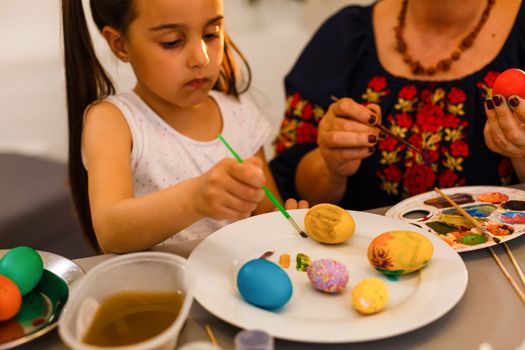colouring eggs for eastertime at home