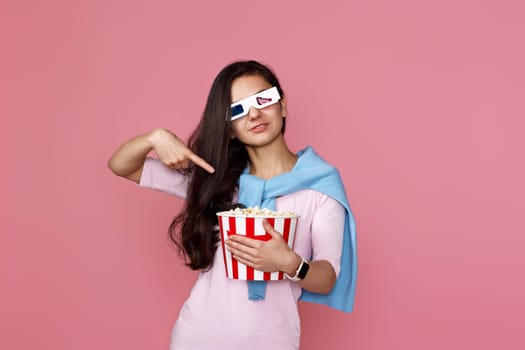 woman in hat pointing at bucket of popcorn