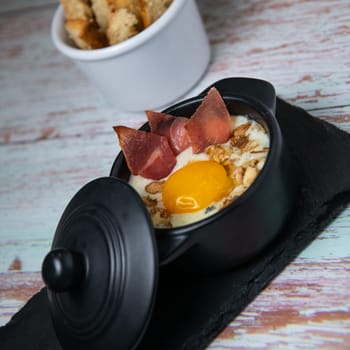 Recipe Oeuf cocotte with fresh cream sauce, Roquefort and walnuts, ham chips