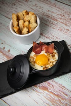 Recipe Oeuf cocotte with fresh cream sauce, Roquefort and walnuts, ham chips