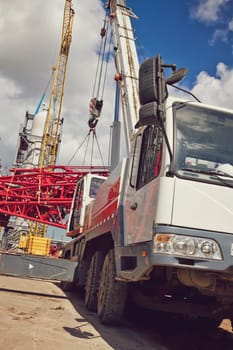 Unloading sections of the boom of a large crawler crane using a crane