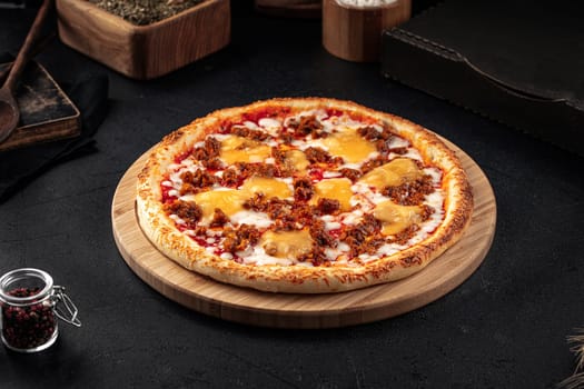 Pizza with cheddar cheese and minced beef