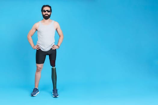 Bearded man with sunglasses and a prosthetic leg