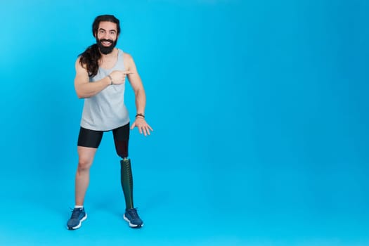 Man with a prosthesis on the leg pointing aside