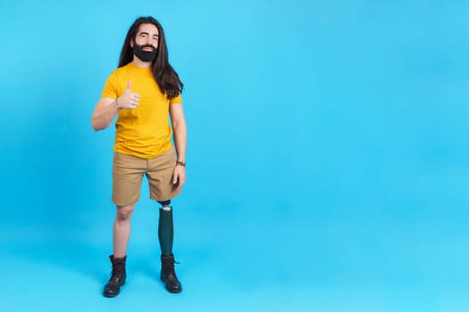 Man with prosthesis leg gesturing approval with the thumb up