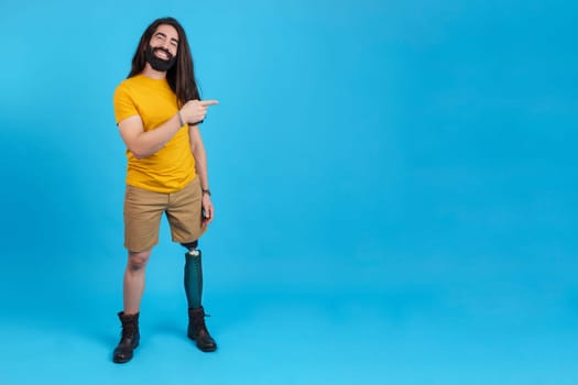Man with prosthetic leg pointing to the side