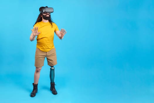 Man with prosthetic leg gesturing while using a virtual goggles