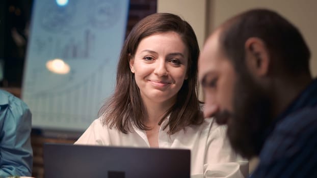 Woman talking with employee in business meeting, smiling portrait