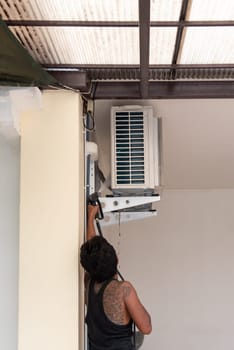 Cleaning air conditioner by water for clean a dust