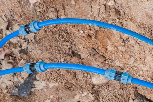 Installation and quick-disconnect connection of polyethylene water pipes of water supply