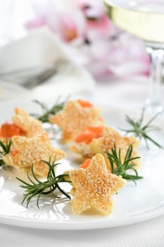 Puff pastry stars with salmon and cheese