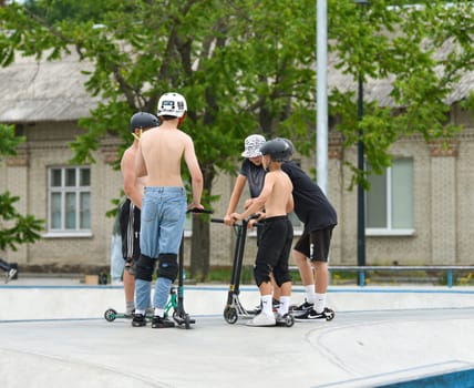 06.03.2022. Ukraine, Kyiv, VDNG park. children and teenagers ride skateboards