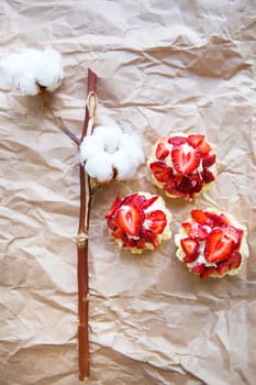 Beautiful and bright cupcakes with strawberries, delicious and simple