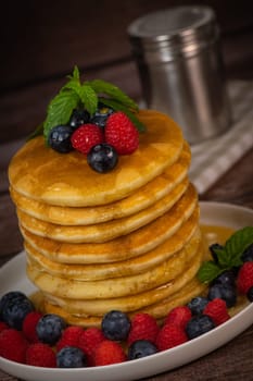 Recipe for maple syrup pancakes with raspberry and blueberry filling