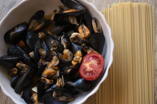 wholemeal spaghetti and mussels with fresh tomatoes