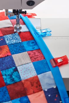 Making of quilt binding by dint of sewing quilting clips by using sewing machine