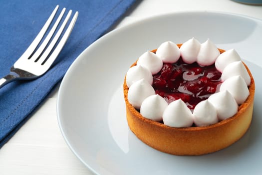 Shortcrust tartlets with cream cheese and berry jam