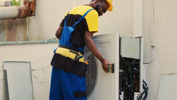Specialist cleaning air conditioner