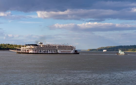 Paddle Steamer American Queen departs from Natchez Mississippi