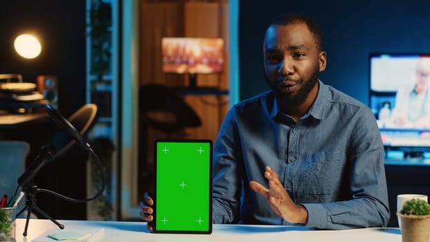 Influencer reviews green screen tablet