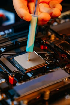 Applying thermal paste to a computer processor