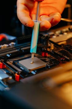 Applying thermal paste to a computer processor