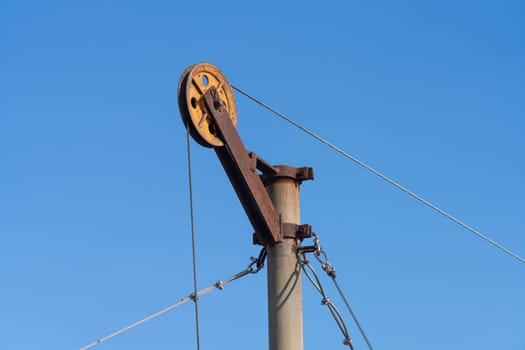 the pulleys on a pylon 