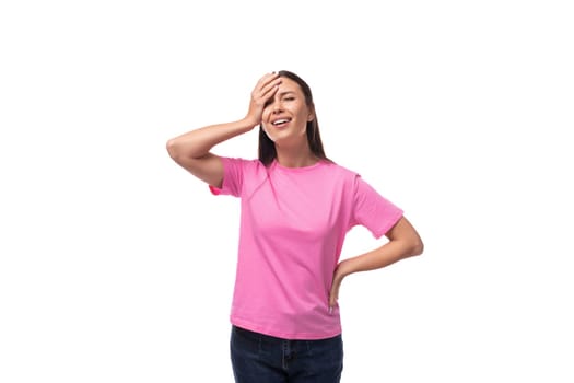 young smart good-looking woman with black hair dressed in a pink t-shirt has an idea