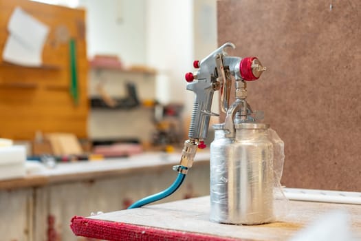 Glue spray gun for making upholstered furniture