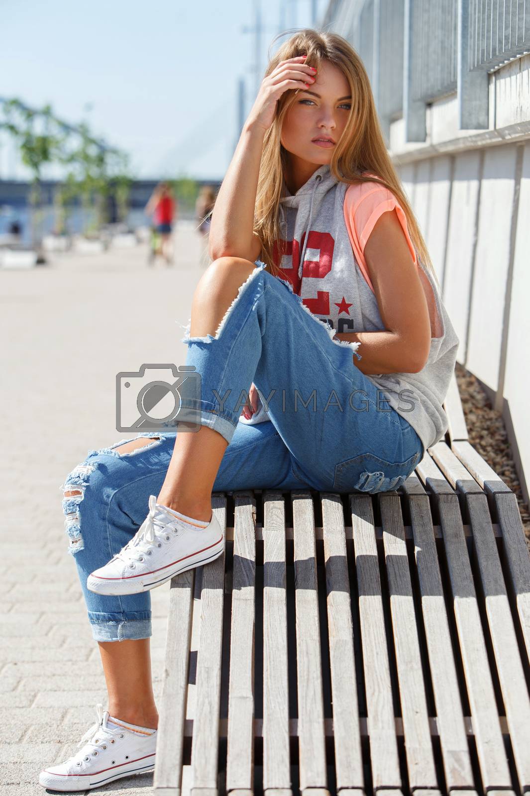Girl in ripped Jeans bei Reverse-Schwanzritt