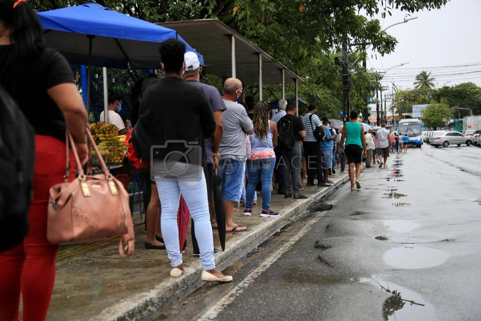 salvador, bahia, brasil - 22 de junho de 2021: Passengers are seen waiting for public transport at a bus stop in the Cabula neighborhood of the city of Salvador, due to a drivers strike.