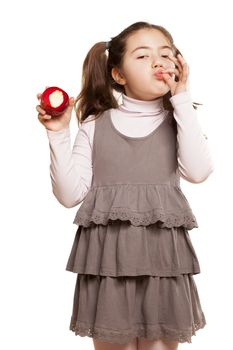 little girl showing apple palatabil