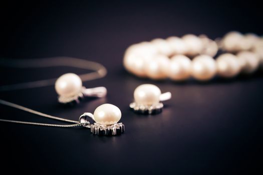 Earings and necklace with pearls jewel
