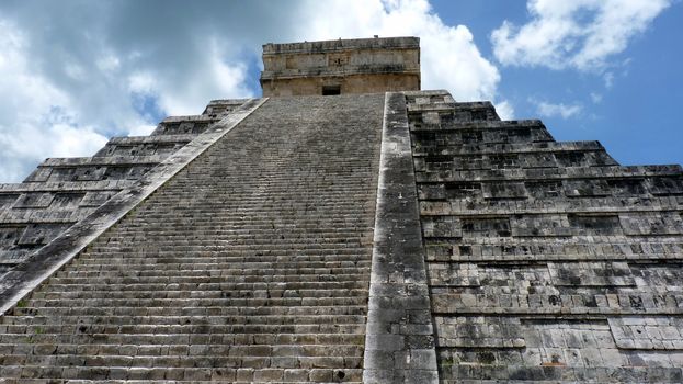 Kukulkan pyramid in Chichen Itza
