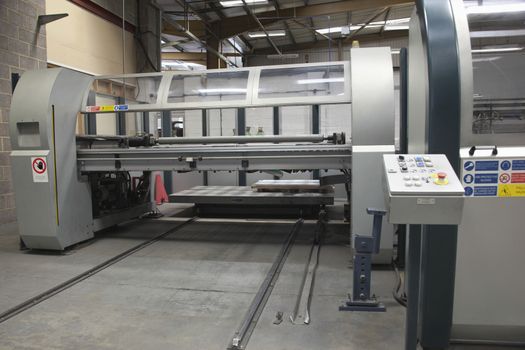 Sheet metal folding machine with loading platform