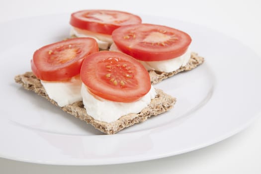 Crispbreads with tomato slices and cheese