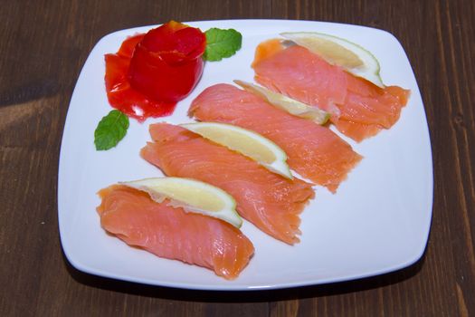 Piatto di salmone su tavolo